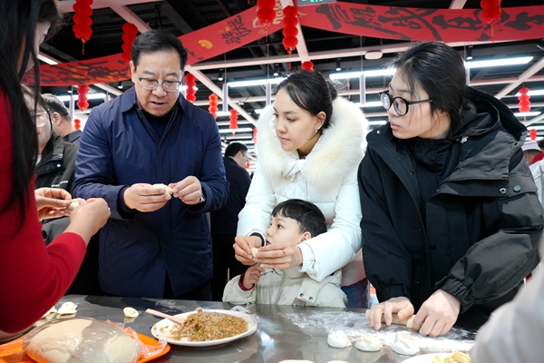 06黄思光与中外学子共同包饺子过除夕_副本.jpg