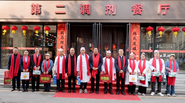 04黄思光在南校区第二调剂餐厅看望慰问值班人员_副本.jpg