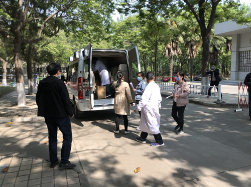 8619c9031c3e4a2fae1235c5f04ef4e2.png 物资保障组工作人员配送疫情物资_副本.png