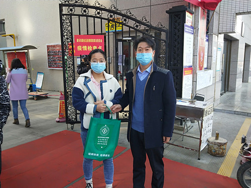 819702688f2743868cd4bde625959153.jpg 柳絮作为爱心服务人员为居家隔离人员送防护消杀用品.jpg